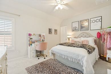 Custom 4300+ sq ft Darling Home on an oversized lot where every - photo 25