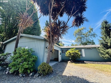 Charming, move-in ready, 3Bd/2Bth home offers comfort and - photo 1