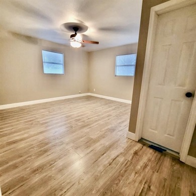 Welcome to a charming opportunity you won't want to miss! This - photo 11