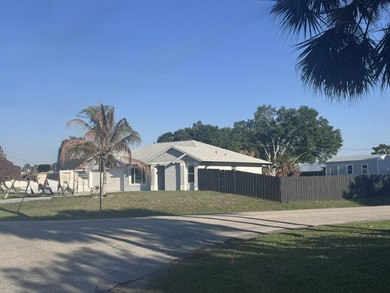 CBS home 3/2 located on a large corner lot! Split floor plan - photo 1