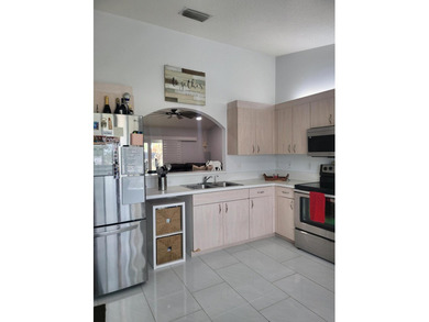 CBS home 3/2 located on a large corner lot! Split floor plan - photo 7
