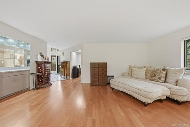 Welcome to 6 Wimbledon Drive, a bright and spacious corner - photo 5
