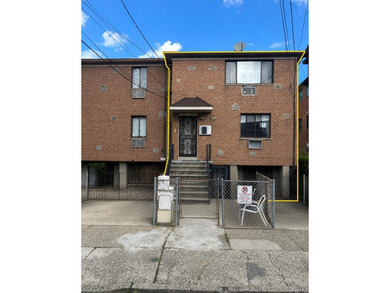 Great investment opportunity in the heart of Flushing. This - photo 1