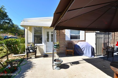 Welcome home to this beautifully maintained Adult Community - photo 17