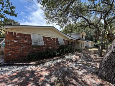 Downtown Destin opportunity on a rare 0.35-acre lot with a - photo 2