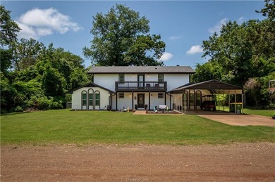 Distinctive architecture, extensive updates, and inviting - photo 5
