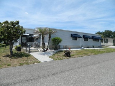 This 1982 Palm Harbor 2 bedroom/2 bath home is ready for you to - photo 44