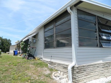 This 1982 Palm Harbor 2 bedroom/2 bath home is ready for you to - photo 46
