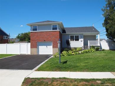 Fall in love with this Fully Renovated Split! 13ft cathedral - photo 1
