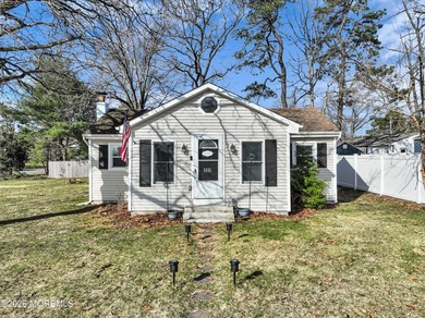 100 x 100 CORNER LOT!! Check out this adorable 2 bed, 1 bath - photo 4