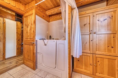 Absolutely beautiful log home in Chester. Every detail - photo 14