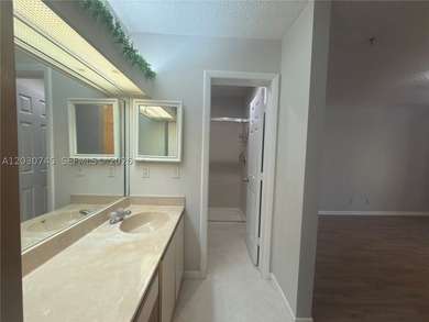 MOTIVATED SELLER, PRICE REDUCED! Excellent second floor unit - photo 12