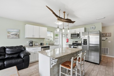 Fully renovated beach cottage and RENTAL MACHINE only .3 miles - photo 2