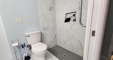 Welcome to this charming 5 bedrooms, 3 bathrooms, 2 kitchens - photo 12