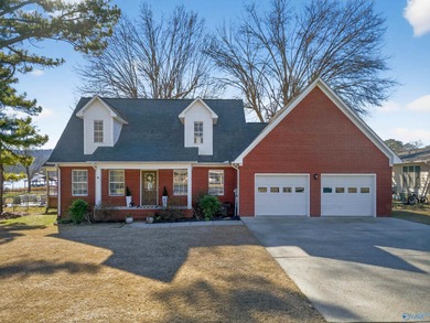 Lake Guntersville Home For Sale in Guntersville Alabama