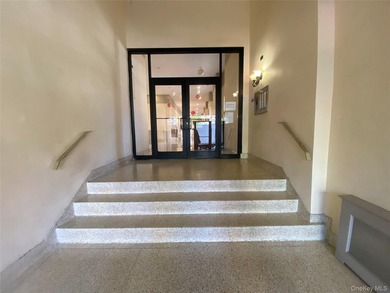 Great Location - This Fully Renovated About 900 Sq Feet. 9 Feet - photo 2