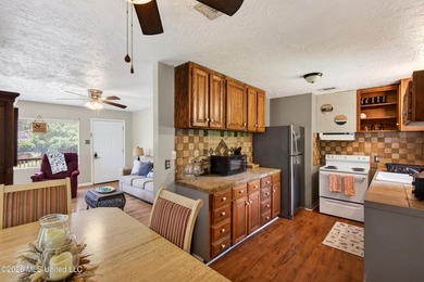 Coastal charm just one block from the beach! This 3 bedroom, 1 - photo 12