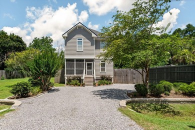An elegantly crafted cottage, this two-story home in Santa Rosa - photo 2