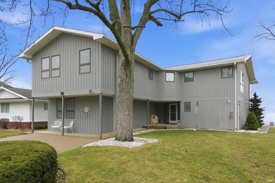 Beautiful lakefront home with panoramic views across the entire - photo 3