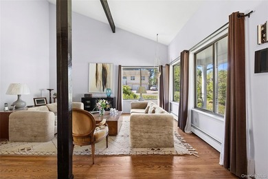 Welcome to 7 Stirrup Lane, a light-filled home on a beautiful - photo 4
