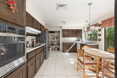 Welcome to 7 Stirrup Lane, a light-filled home on a beautiful - photo 10