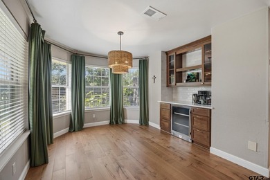 Welcome to Whitehouse living at its finest! This beautifully - photo 3