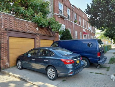 A huge spacious Brick multifamily property located in the heart - photo 2