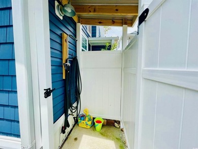 SELLER MOTIVATED PRICE! Adorable 2 bed/1 bath Retro Beach House - photo 10