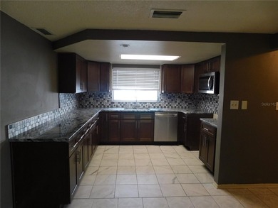 Don't miss out on this opportunity! LOCATION! LOCATION! - photo 4