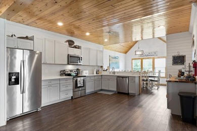 Welcome to the Reel Lazy Lake House, a fully furnished - photo 9