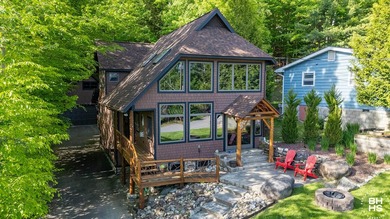 ''Hummingbird Lodge'' is offered for sale sold fully furnished - photo 1