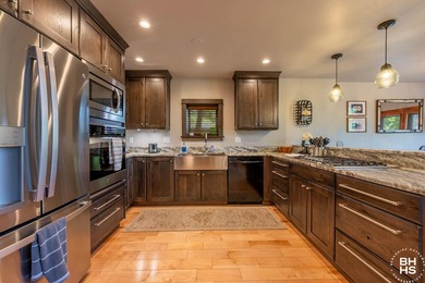 ''Hummingbird Lodge'' is offered for sale sold fully furnished - photo 4