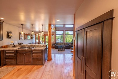 ''Hummingbird Lodge'' is offered for sale sold fully furnished - photo 8