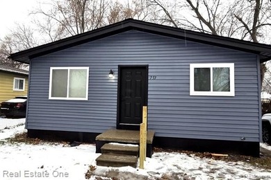 Terry Lake Home For Sale in Pontiac Michigan