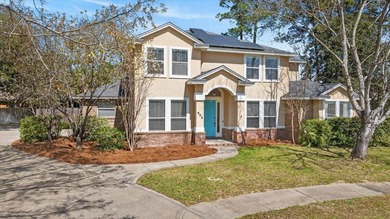 Welcome to a rare find in Niceville! Tucked away on a quiet - photo 1