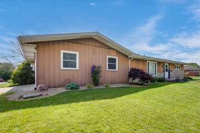 Golf course views, plenty of space, and a location that's hard - photo 1