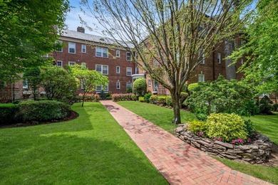 Fabulous opportunity to customize this spacious 1-bedroom - photo 2