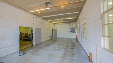 The property includes a spacious building, featuring both - photo 6
