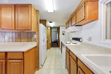 Welcome to this clean, move-in ready Pine Grove waterfront home - photo 10