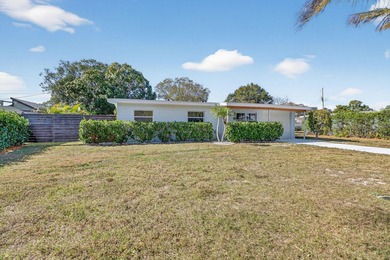 Beautifully renovated 3-bedroom, 2-bath single-family home - photo 12