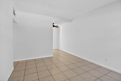Beautifully renovated 3-bedroom, 2-bath single-family home - photo 13