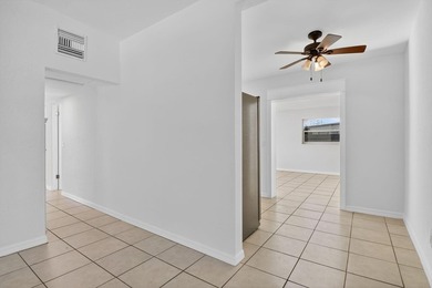 Beautifully renovated 3-bedroom, 2-bath single-family home - photo 23