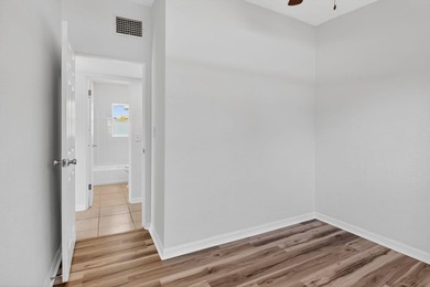 Beautifully renovated 3-bedroom, 2-bath single-family home - photo 25