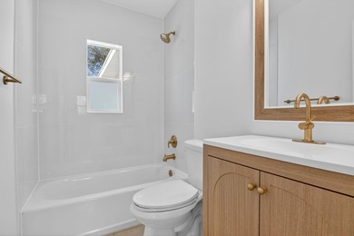 Beautifully renovated 3-bedroom, 2-bath single-family home - photo 26