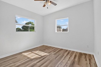 Beautifully renovated 3-bedroom, 2-bath single-family home - photo 27