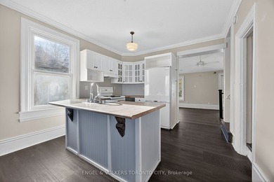 Welcome to Barrie's historic Queens Park neighbourhood. This - photo 12