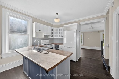 Welcome to Barrie's historic Queens Park neighbourhood. This - photo 16
