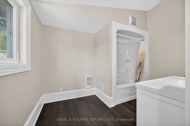 Welcome to Barrie's historic Queens Park neighbourhood. This - photo 20