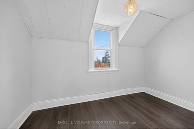 Welcome to Barrie's historic Queens Park neighbourhood. This - photo 27