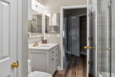 Beautifully upgraded three-bedroom, two-bathroom villa in the - photo 31
